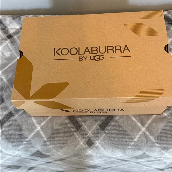 Koolaburra Tan Suede Slippers with Cream Lining - Picture 6 of 6